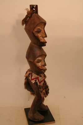 Lega (statue), d`afrique : Rép. dém. Congo (Zaire), statuette Lega (statue), masque ancien africain Lega (statue), art du Rép. dém. Congo (Zaire) - Art Africain, collection privées Belgique. Statue africaine de la tribu des Lega (statue), provenant du Rép. dém. Congo (Zaire), 653/89 Statue Léga à deux tête représentant 
Sakimatwematwe,seigneur à plusieurs têtes, initiés sachant et voyant plus que les autres.bois,kaolin, perles,peau d